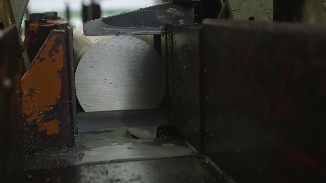 una barra sólida de metal se corta en una fábrica de fabricación de acero