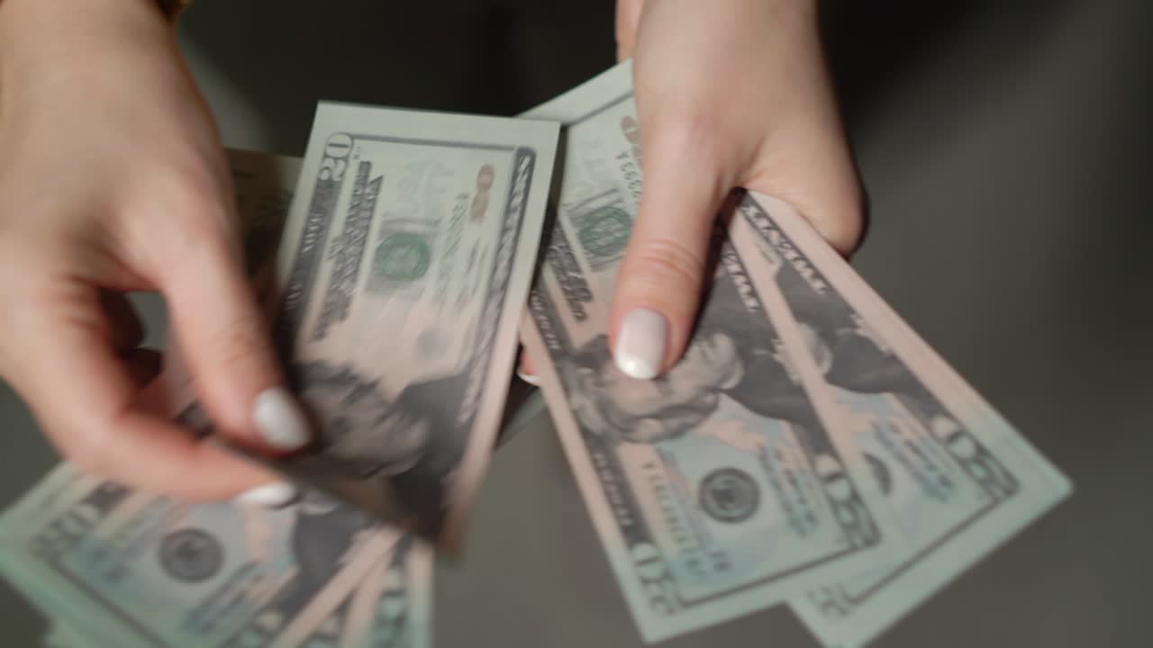 persona que cuenta el dinero. moneda en efectivo, finanzas. mujer que nos sostiene billetes de dólar
