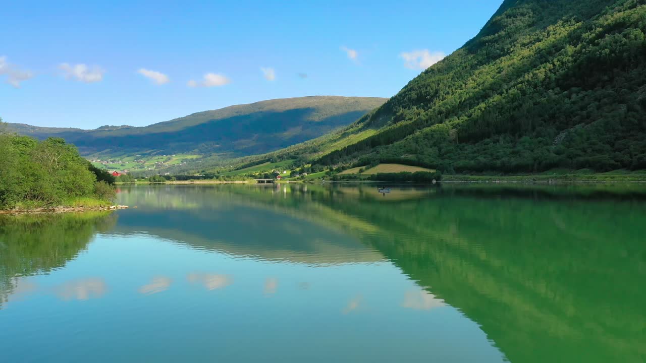 보트에 있는 여자가 노르웨이에서 물고기를 잡습니다.