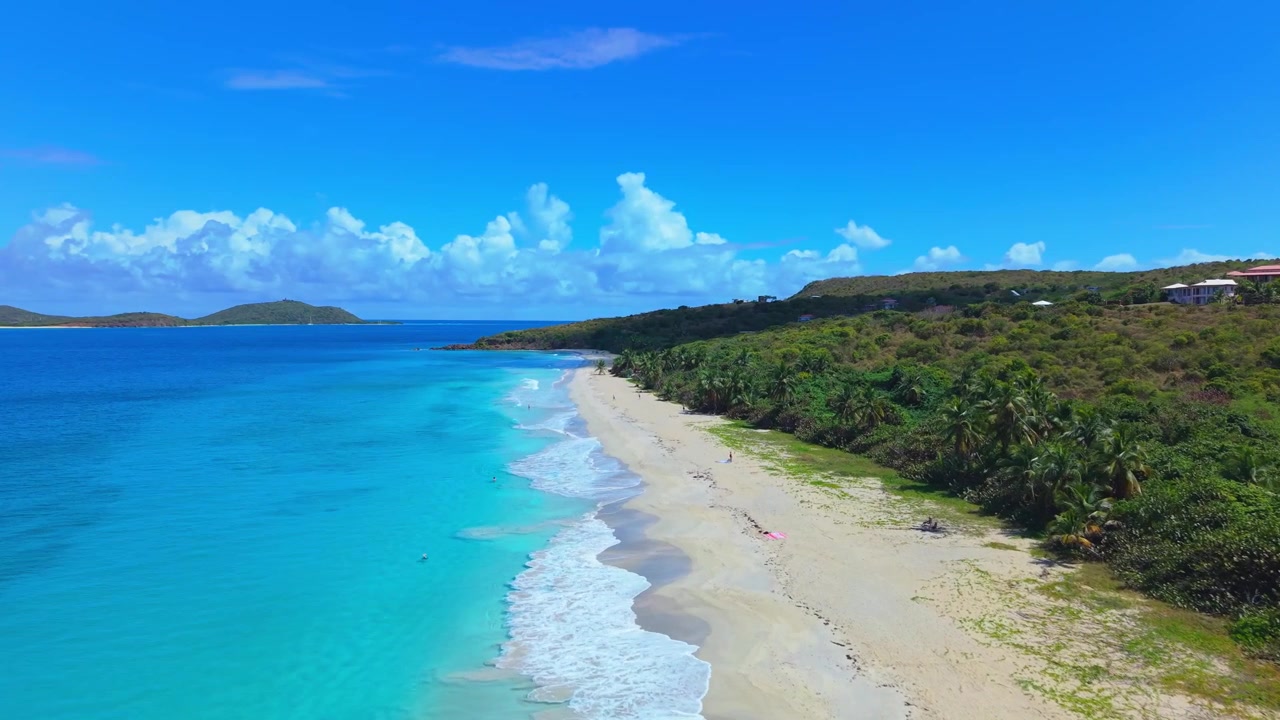 Panoramica aerea 4K con drone di acque incontaminate e calme a Zoni Beach, Culebra.