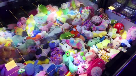 Al-Visualizar-Los-Juguetes-De-Peluche-De-Los-Juegos-Arcade-De-Grúas-Con-Garras,-Los-Juguetes-De-Peluche-Son-Los-Favoritos-De-Los-Niños.