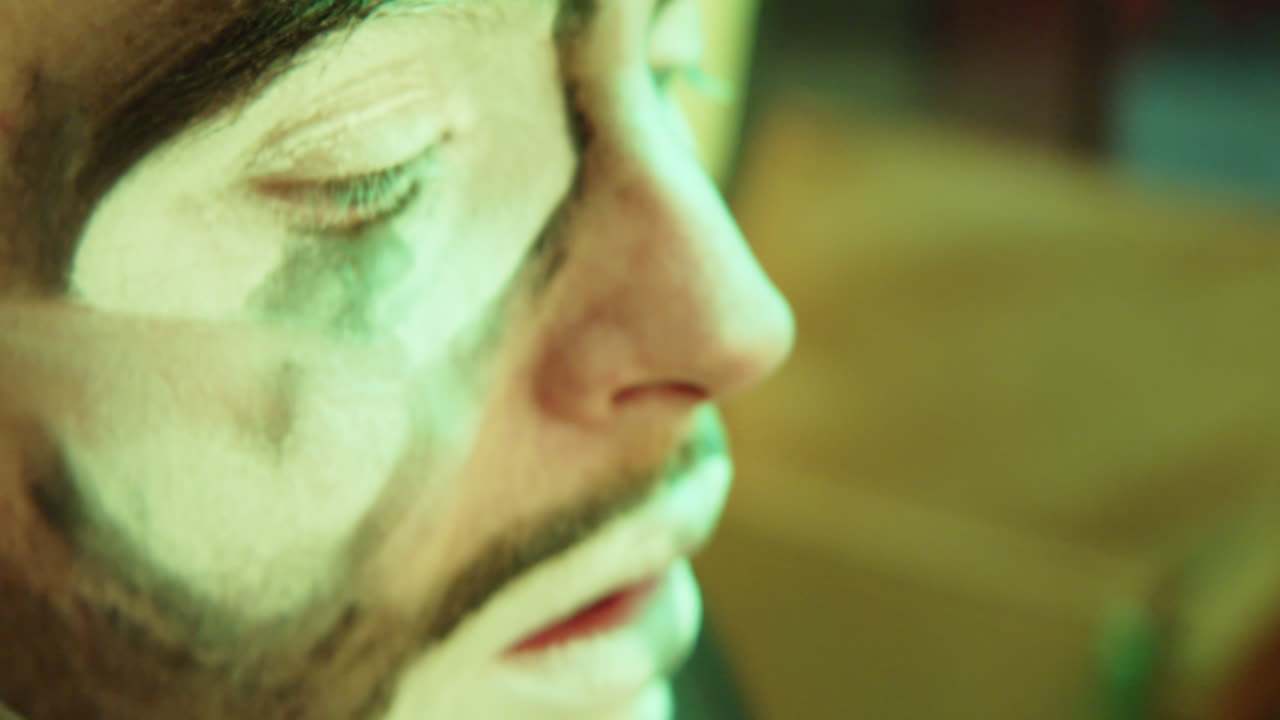 el payaso infeliz quitándose la nariz