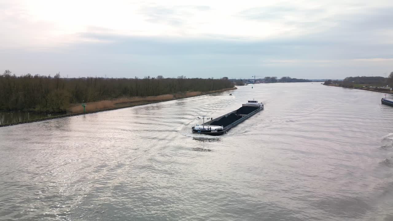 azzuro 배는 zwijndrecht를 통해 oude maas를 따라 이동합니다.