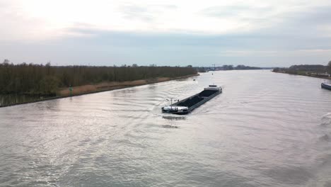 barcaza azul que viaja a lo largo de oude maas a través de zwijndrecht