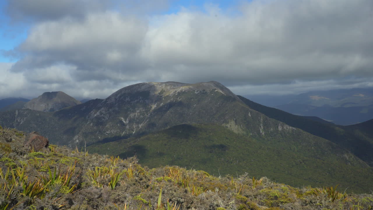 timelapse con vistas a los escarpados alpes del sur desde el monte campbell, tasmania nueva zelanda,