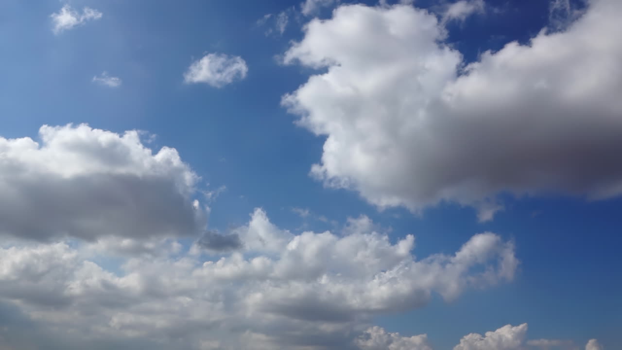 cielo azul con nubes cumulus