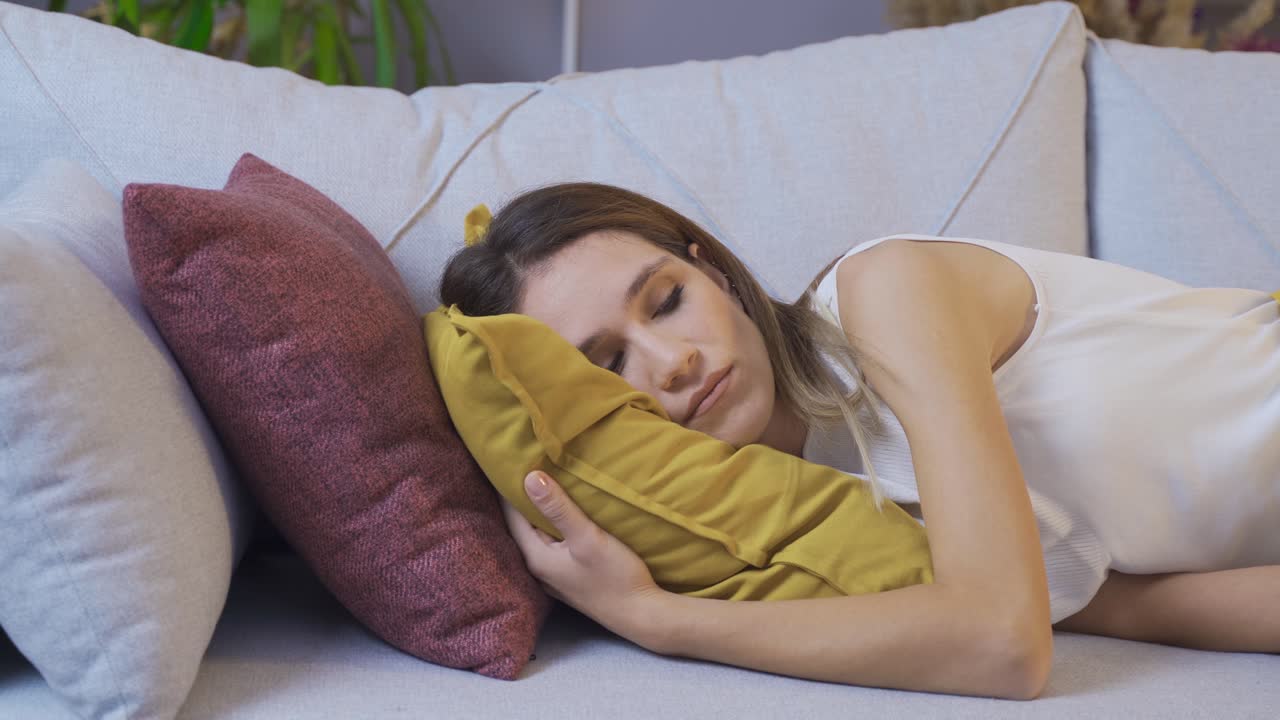 la mujer acostada en el sofá está dormida.