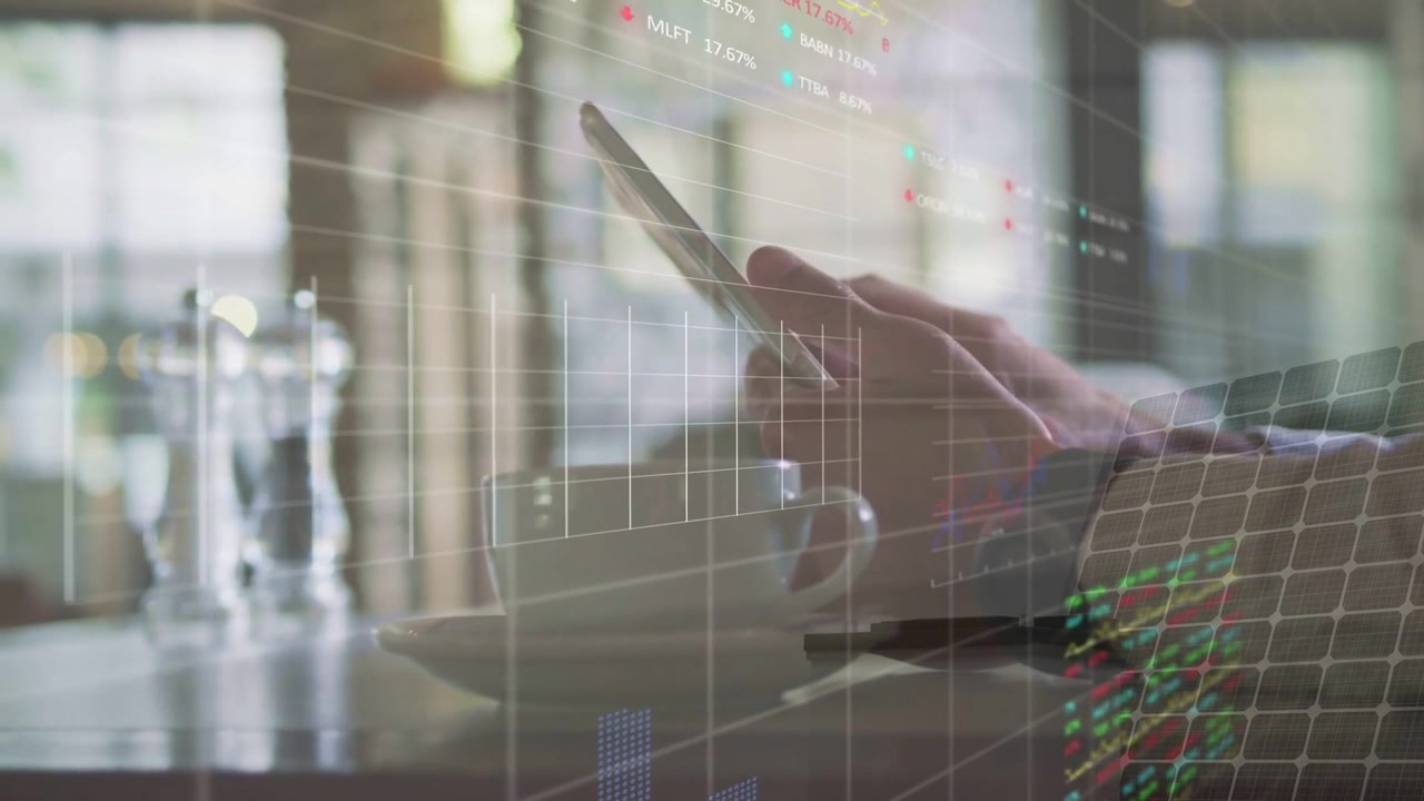 Mani maschili che toccano il telefono sopra una tazza in un caffè, animando grafici finanziari in ticker che tracciano i mercati