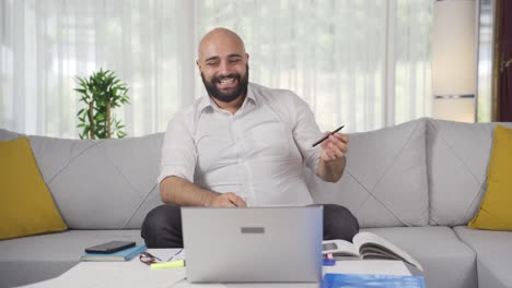 Home-Office-Mitarbeiter-In-Fröhlicher-Stimmung.