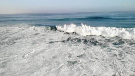 Poderosas-Olas-Del-Océano-En-La-Superficie-Espumosa-Durante-El-Día-Tormentoso