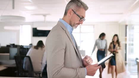 Redes-De-Tabletas,-Personas-Mayores-O-Empresarios