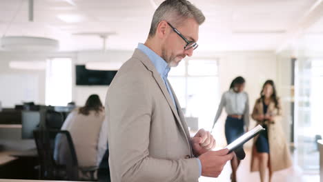 tableta, red de personas mayores o empresarios