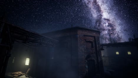 estrellas de la vía láctea por encima de la vieja fatory abandonada