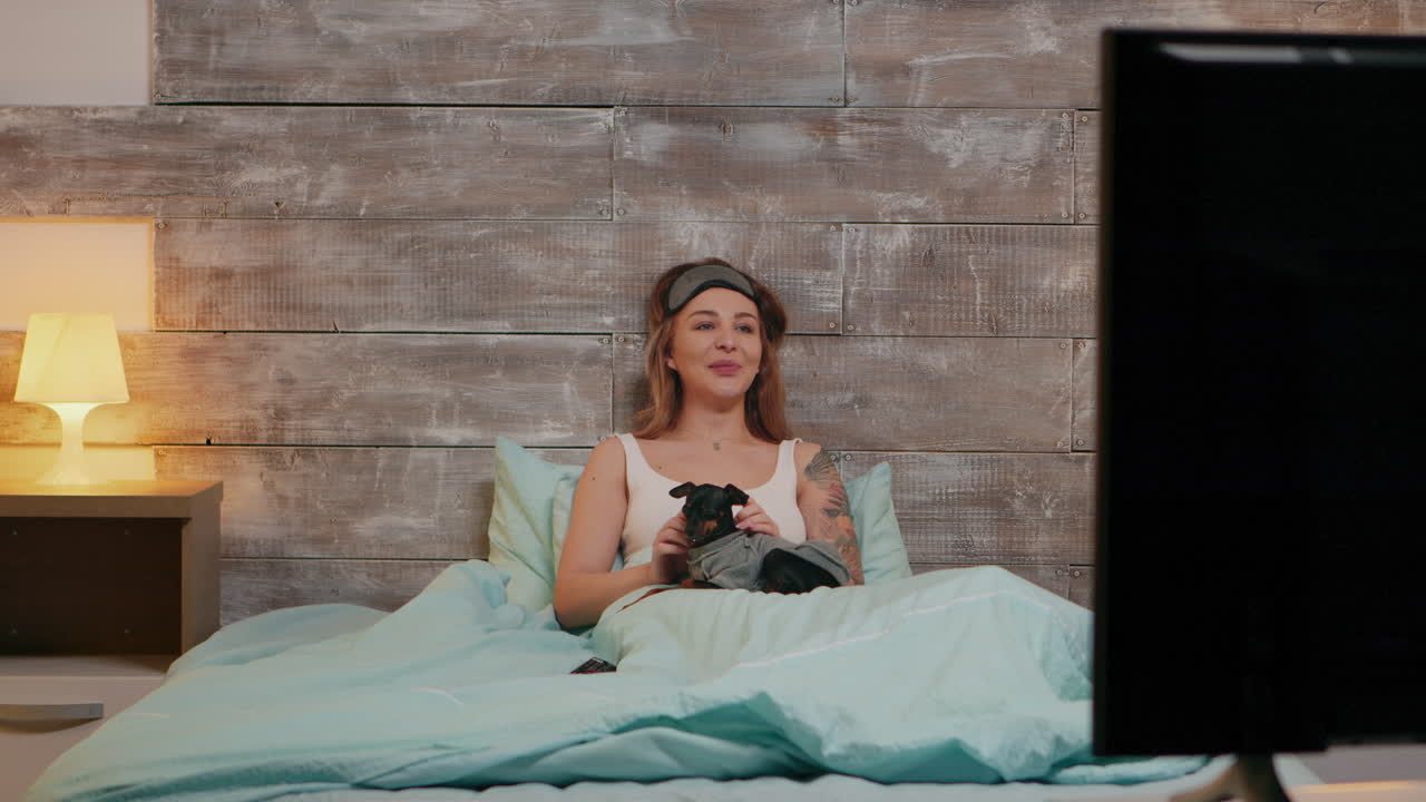 잠자리 마스크와 함께 잠옷을 입은 아름다운 여자