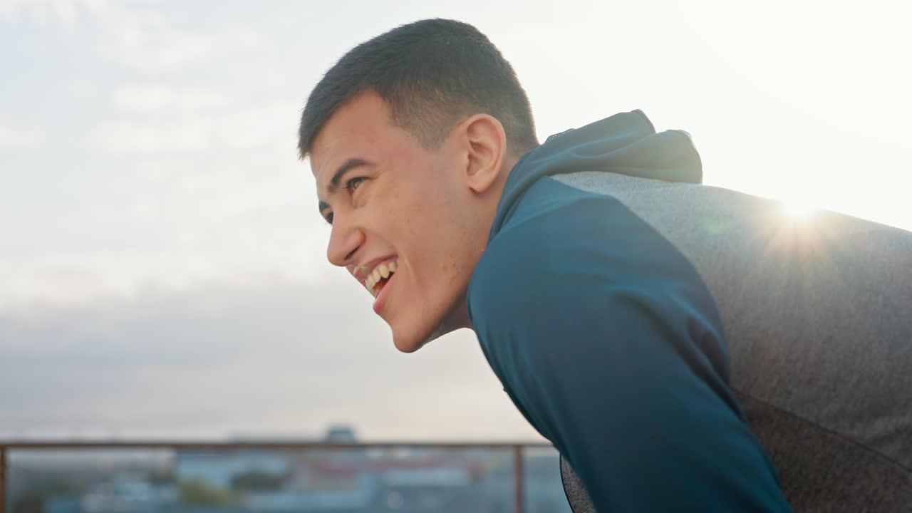 피곤, 피트니스와 달리기 후 휴식에 남자