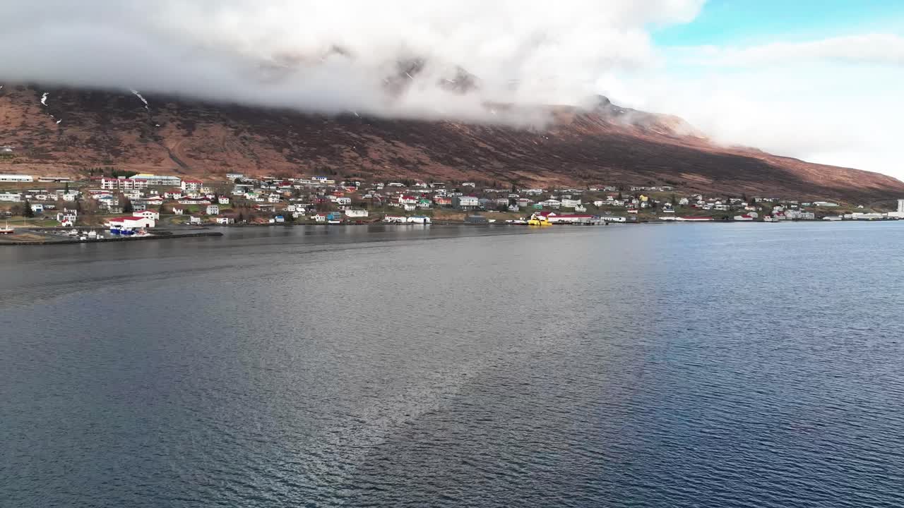 puesta de nubes en las montañas sobre la ciudad de faskrudsfjordur en el este de islandia - hiperlapso