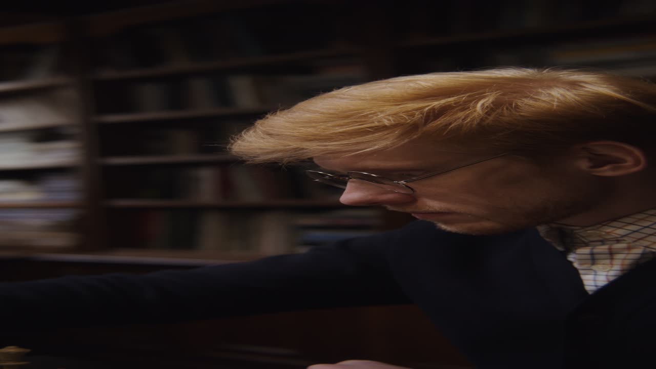 도서관 에서 책 을 읽는 사람