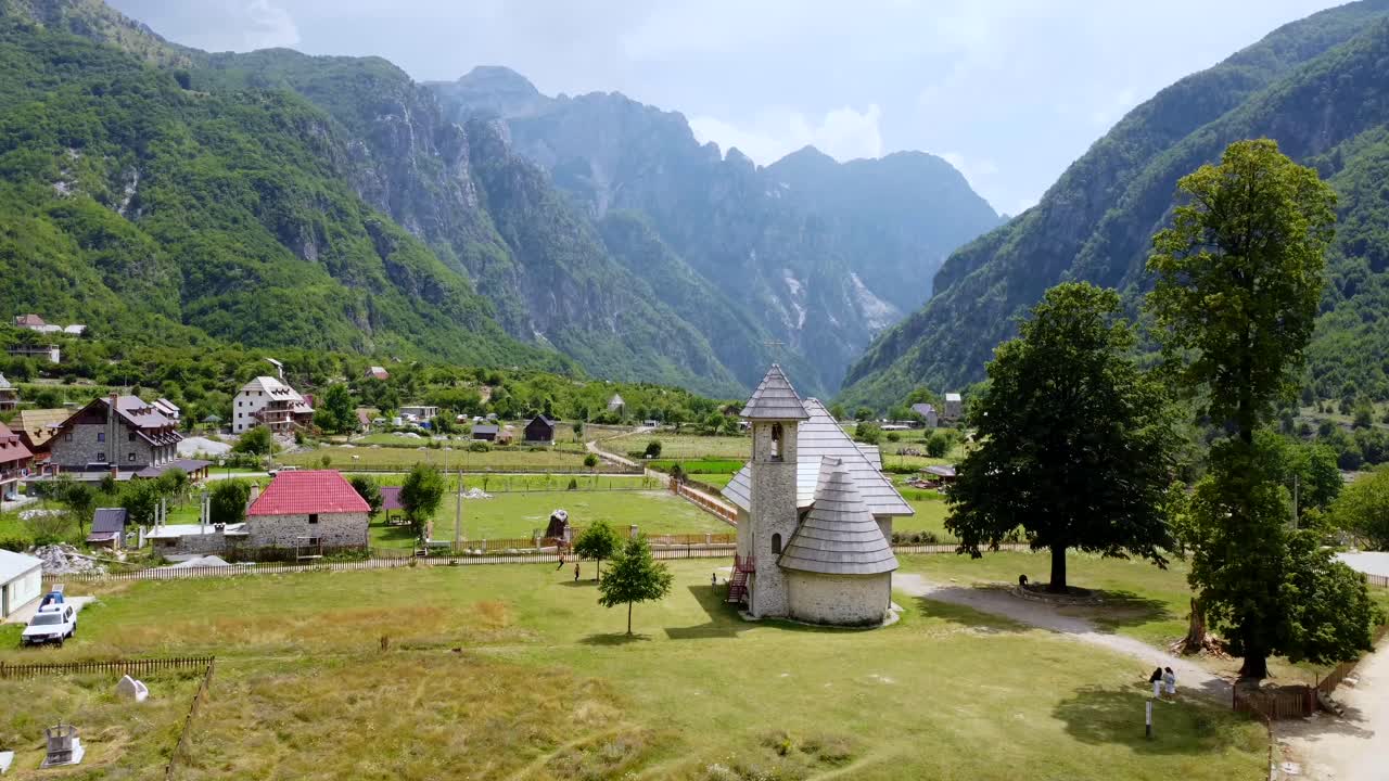 Pittoresk kyrka i ett bergslandskap
