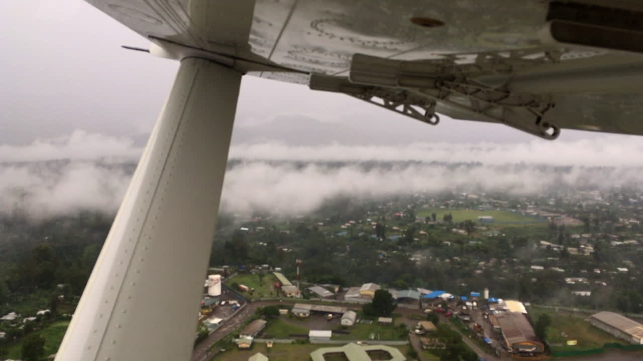 vista de pasajero de un kodiak despegando en goroka, papúa nueva guinea