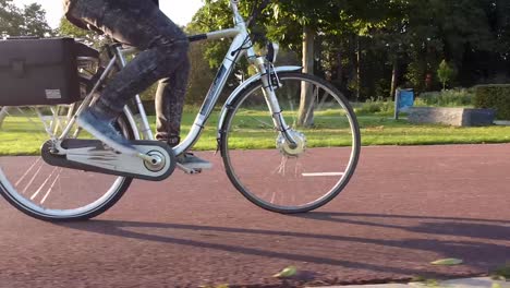 chico andando en bicicleta por el parque natural