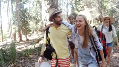 jóvenes amigos en una caminata