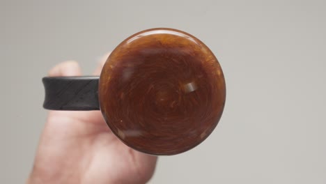 anillo ovalado de resina marrón