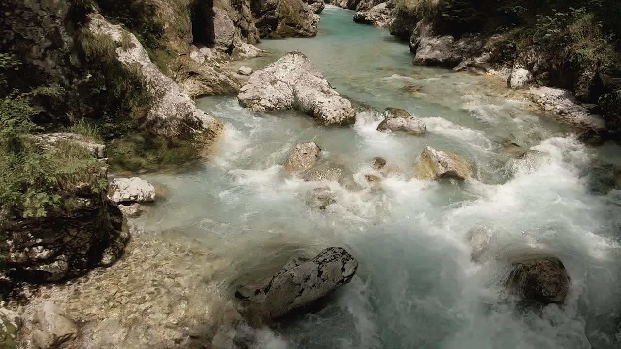 río blanco rápido que fluye hacia la cámara