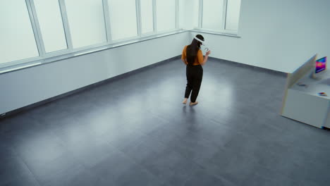 mujer usando auriculares vr en la oficina moderna