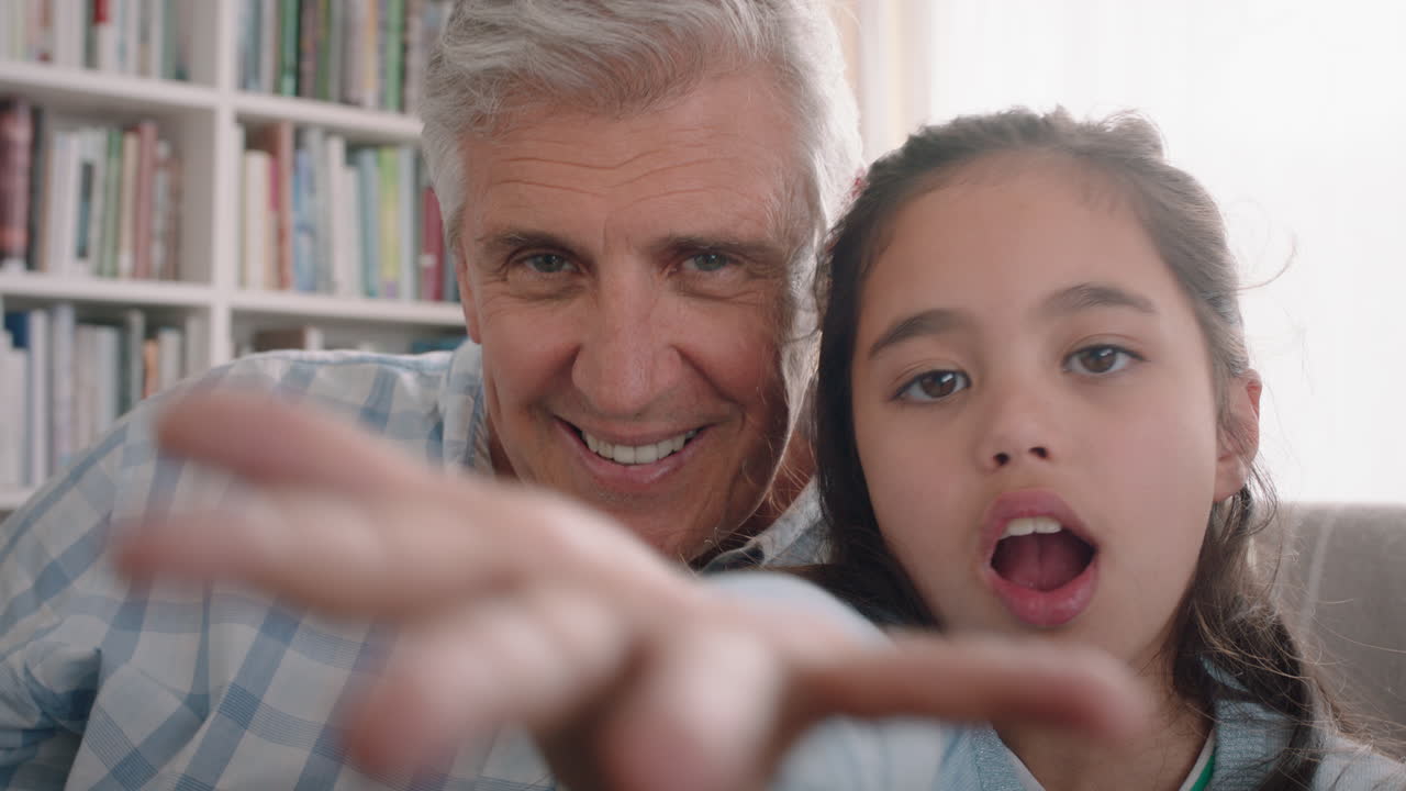 nonno e figlio in video chat bambina che condivide il fine settimana di vacanza con la famiglia nonno che si diverte a chattare sulla tecnologia mobile a casa con la nipote pov 4k