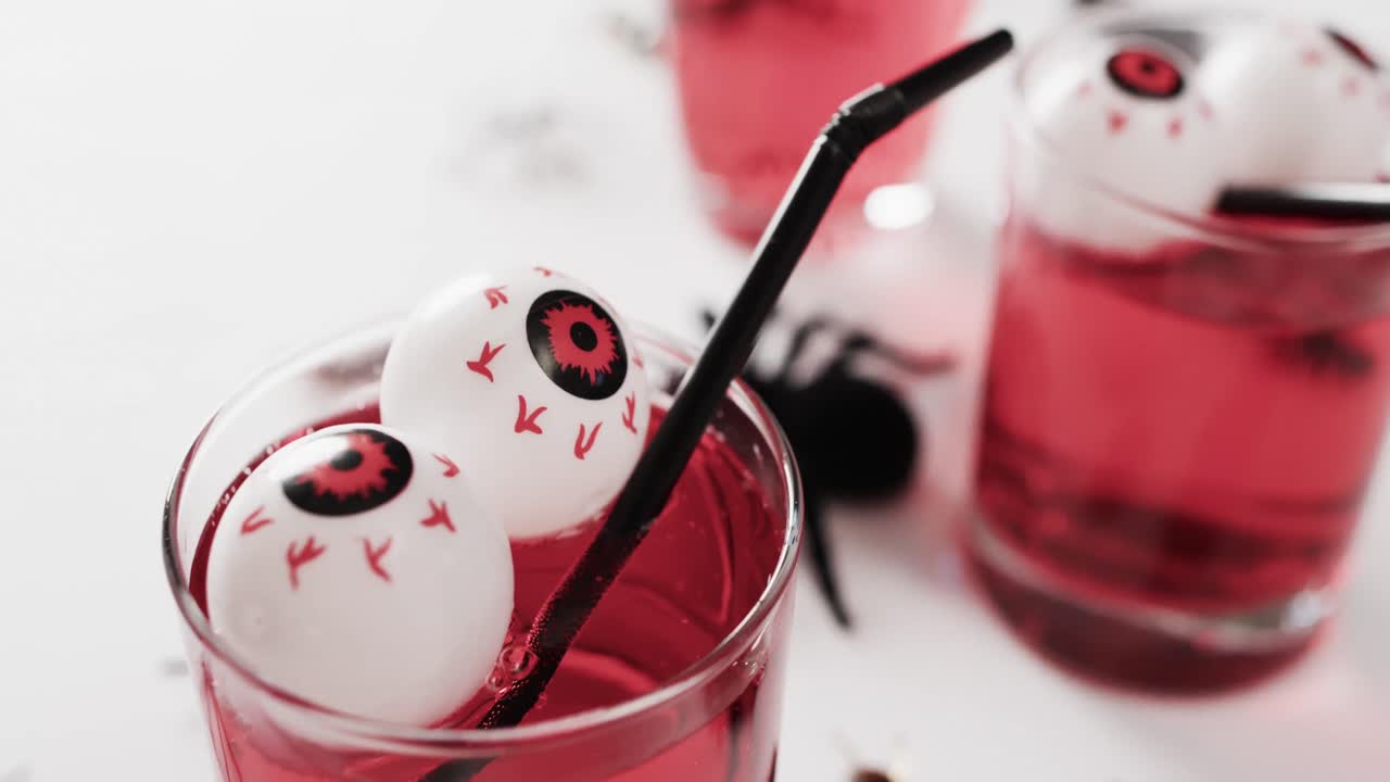 하 ⁇  배경에 복사 공간과 함께 할로윈 음료와 장식의 비디오