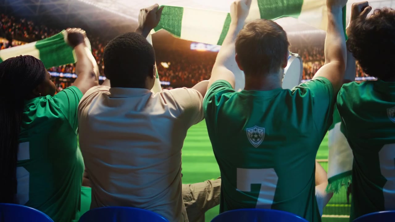 混雑したスタジアムでスカーフを振るサッカーサポーターのクローズアップ