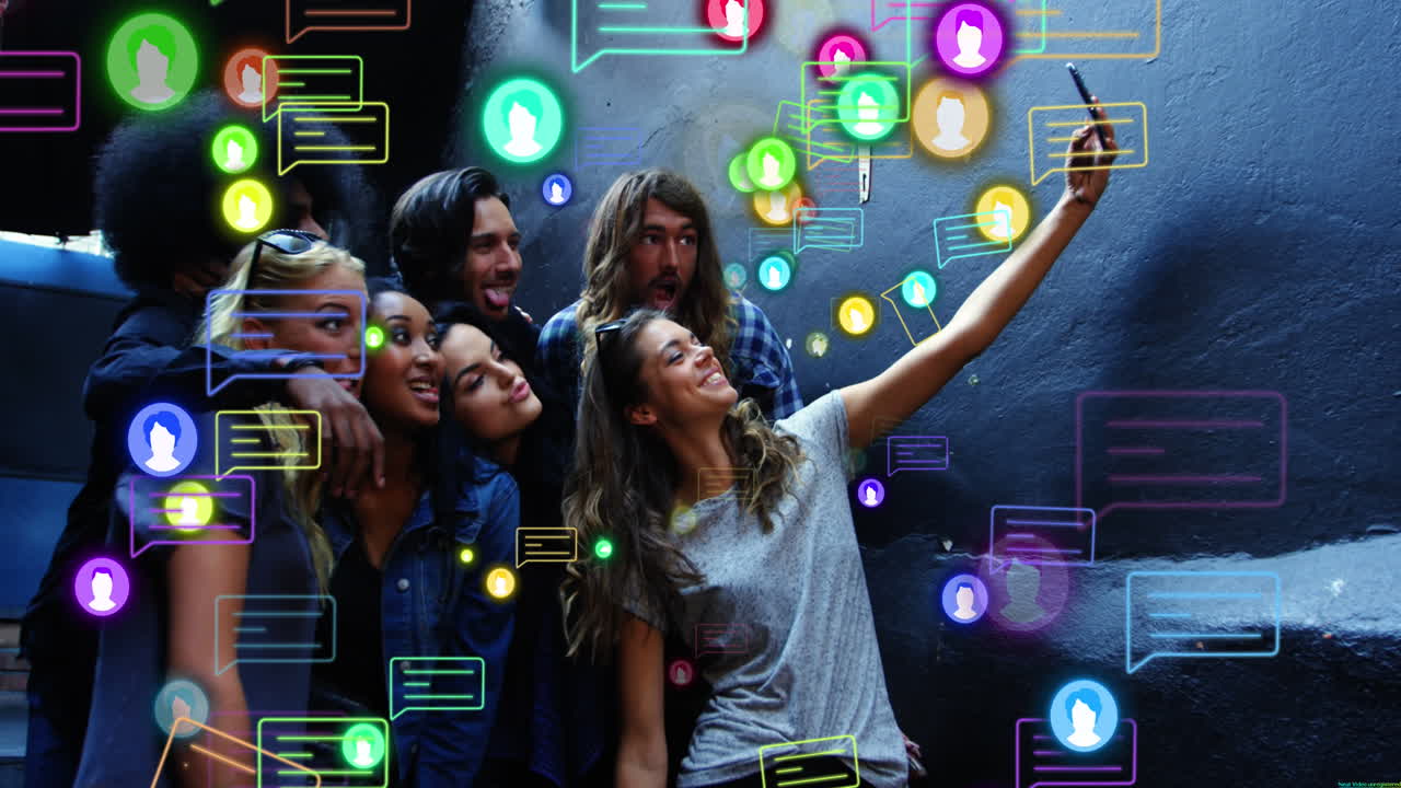 animación de iconos de redes sociales y procesamiento de datos sobre diversas personas que utilizan teléfonos inteligentes.