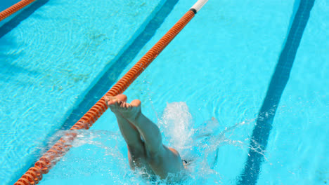 Schwimmerin-Bereitet-Sich-Darauf-Vor,-Im-Pool-4k-Zu-Schwimmen