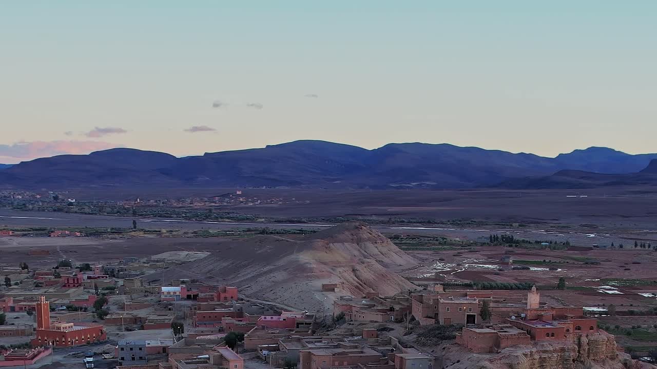 Esplorazione della vista aerea di una città in Marocco circondata da montagne.
