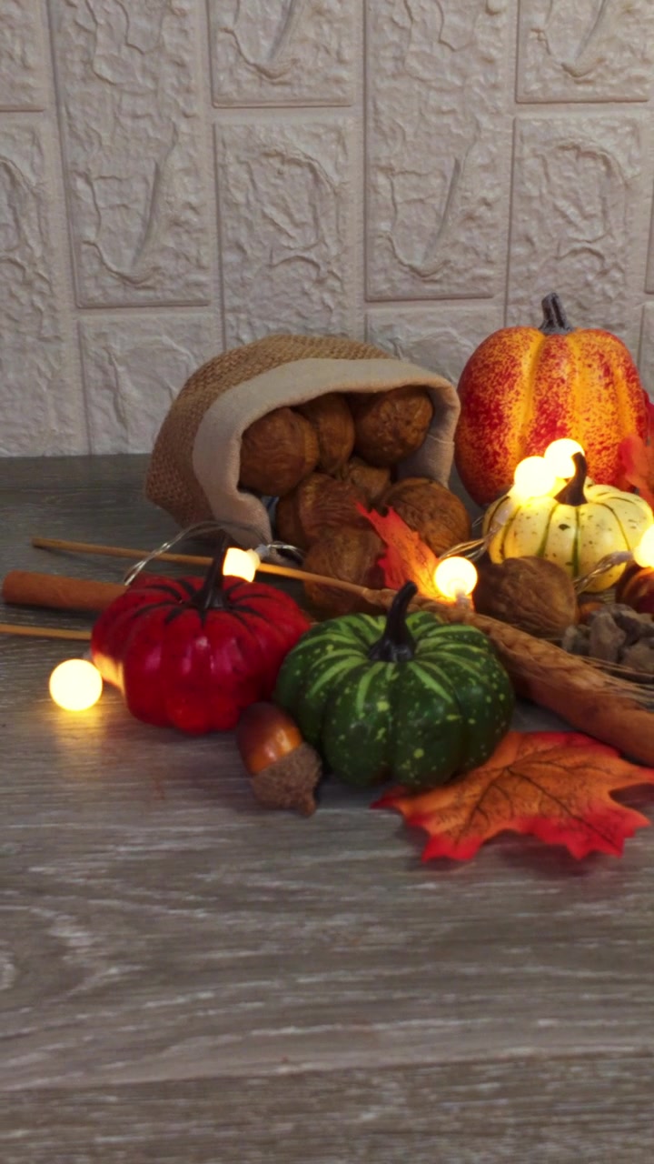Decoración festiva de calabaza y nueces para Acción de Gracias