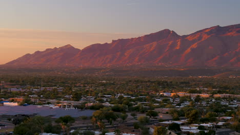 Increíble-Toma-De-Drones-De-La-Puesta-De-Sol-En-Las-Montañas-Catalina-En-Tuscon,-Arizona