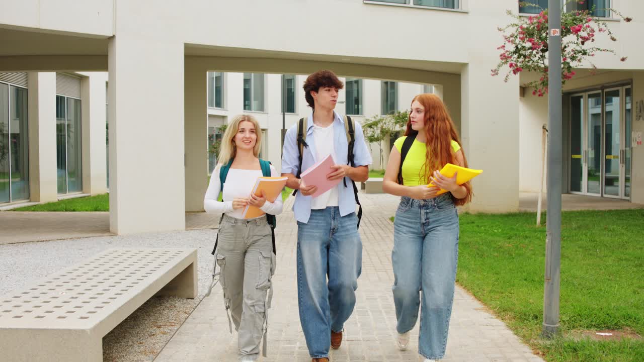 Gruppe med studenter som går på campus