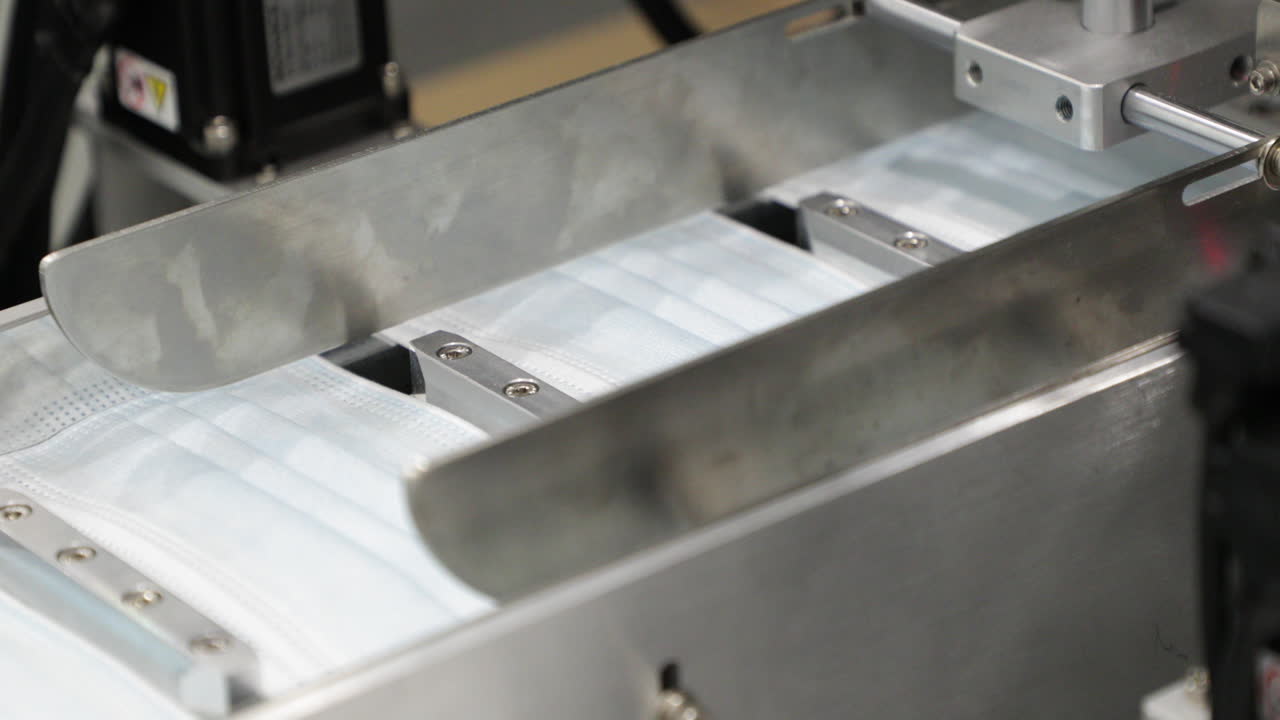 fábrica de fabricación moderna con máscara protectora en la línea de producción