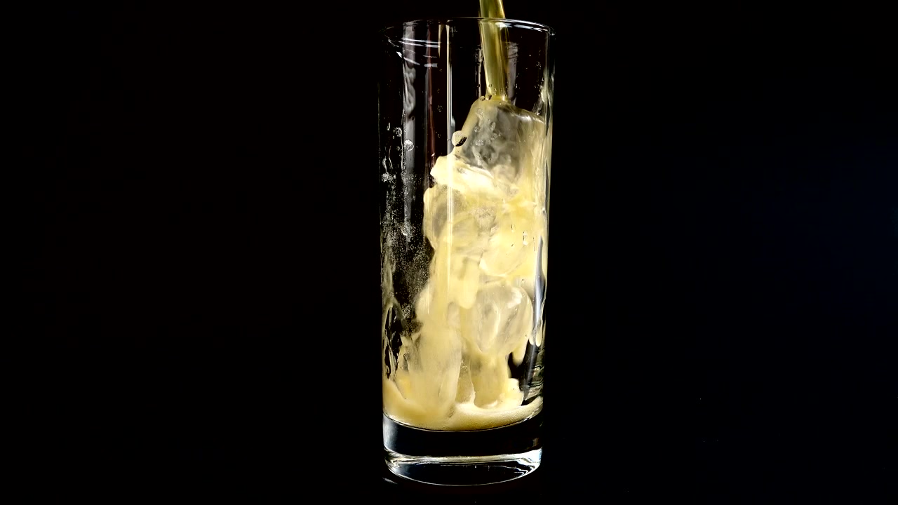 Preparazione di limonata in un bicchiere con ghiaccio