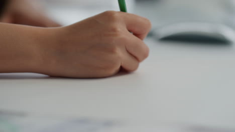 dedos del diseñador dibujando mesa de papel de primer plano. manos del creador trabajando planos