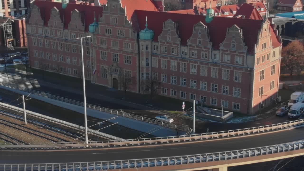Gdansks gader viser et vejkryds nær jernbanespor i byen.