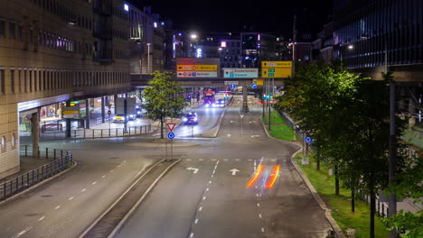 Oslo-Centro-De-La-Ciudad-Noche-Luz-Senderos-Tráfico