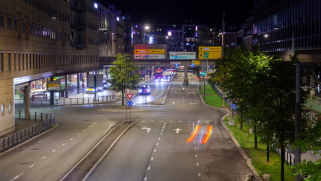 tráfico nocturno en el centro de oslo