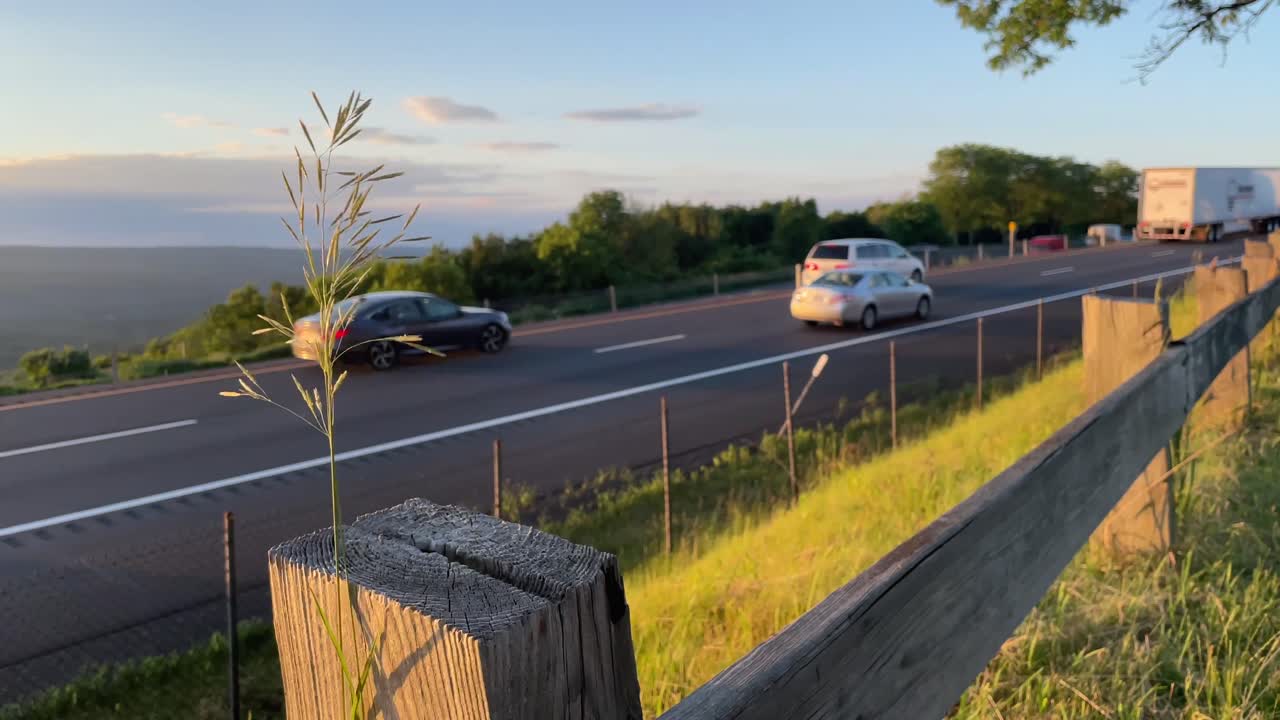 고속도로 고속도로 휴게소에서 과거 카메라를 운전하는 차량