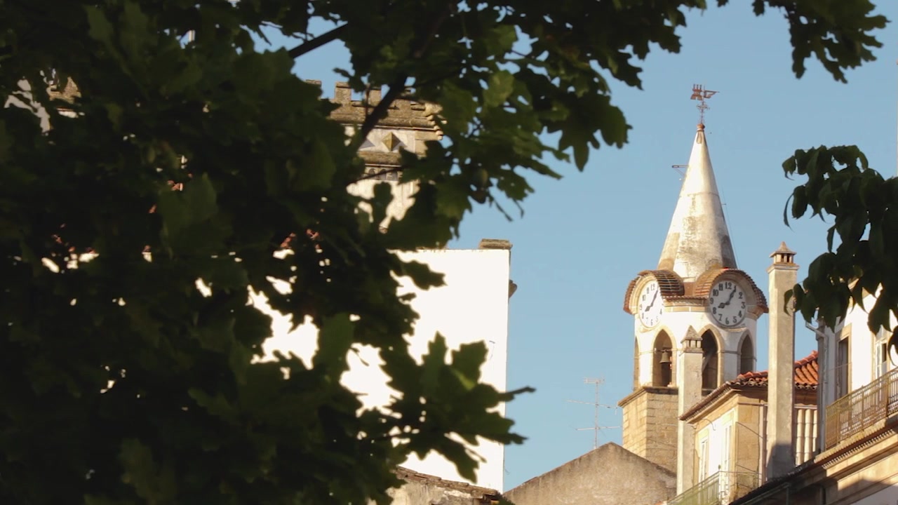 Città urbana, patrimonio, viaggio, vecchio edificio, torre dell'orologio, mattina di sole, Portogallo, movimento slider