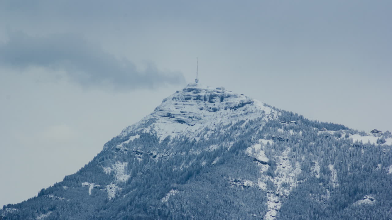 스위스 루세른의 눈 인 리지 산 꼭대기 위를 이동하는 구름