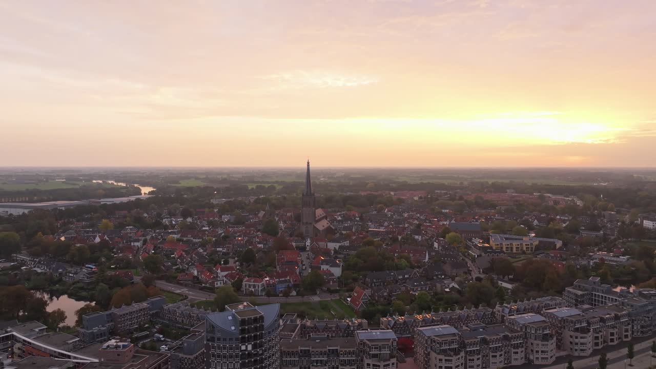 Luftfoto af Doesburgs bybillede under en fantastisk solopgang
