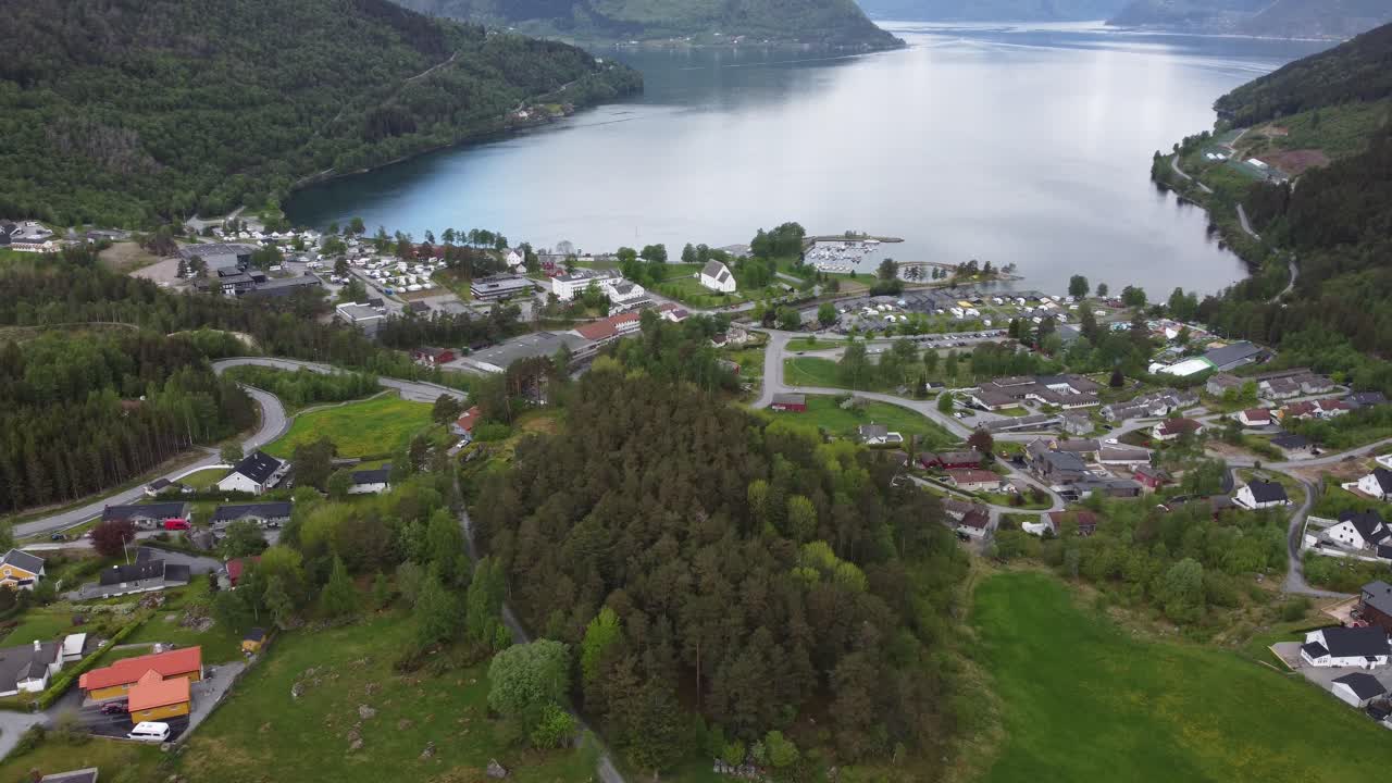 Luftaufnahme des Ortszentrums Kinsarvik mit Hardangerfjord – Ullensvang Norwegen