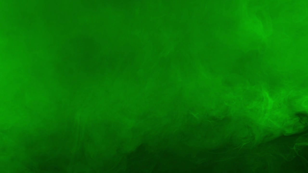 Realistisk grøn røg eller tåge driver og hvirvler på en sort baggrund. Ideel til overlejringer, special effects og til at skabe en mystisk, giftig eller magisk atmosfære.