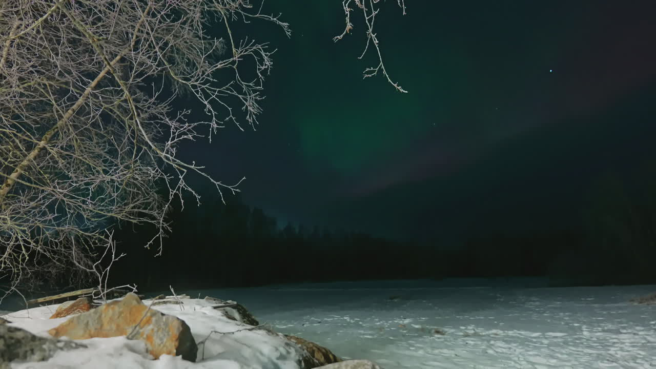 Uma aurora boreal deslumbrante sobre Helsinque nevada em um timelapse de inverno tranquilo.